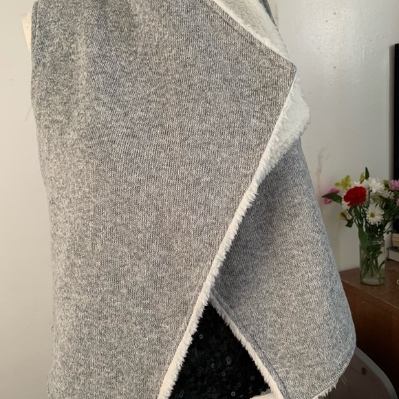 Grey plush vest - Picture 3 of 9